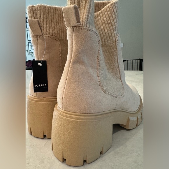 NWT $76 Torrid SWEATER GORE CHELSEA Boots TAN BEIGE Size 7 WW Extra Wide Fit - Picture 6 of 14